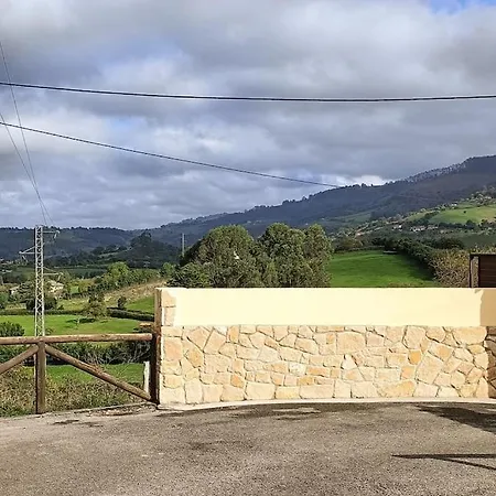 Casa De Pueblo Adosada, En La Zona Rural De Gijon. 別荘 ヒホン
