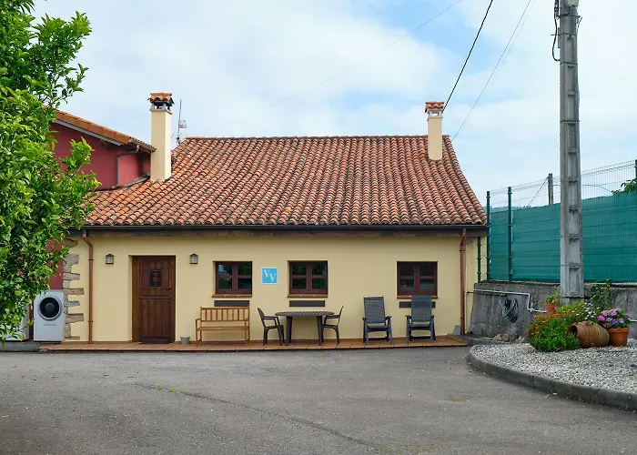 Casa De Pueblo Adosada, En La Zona Rural De Gijon.